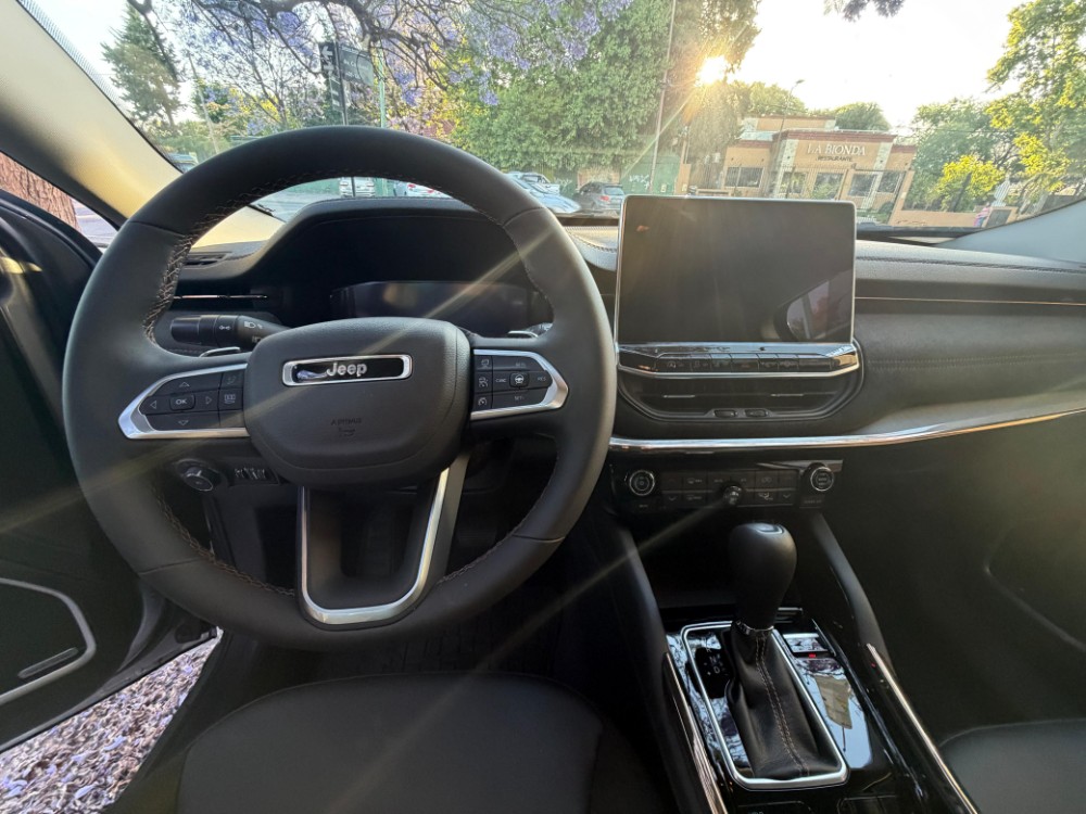 Jeep COMMANDER LIMITED 1.3T — foto 3
